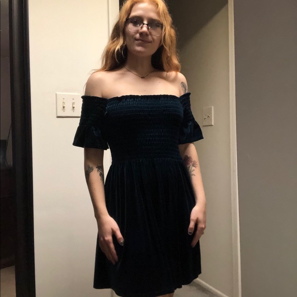 Emerald Velvet Dress - Picture 4 of 5